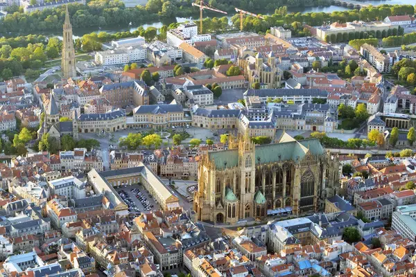 Les Cougars Rencontre femme cougar Metz